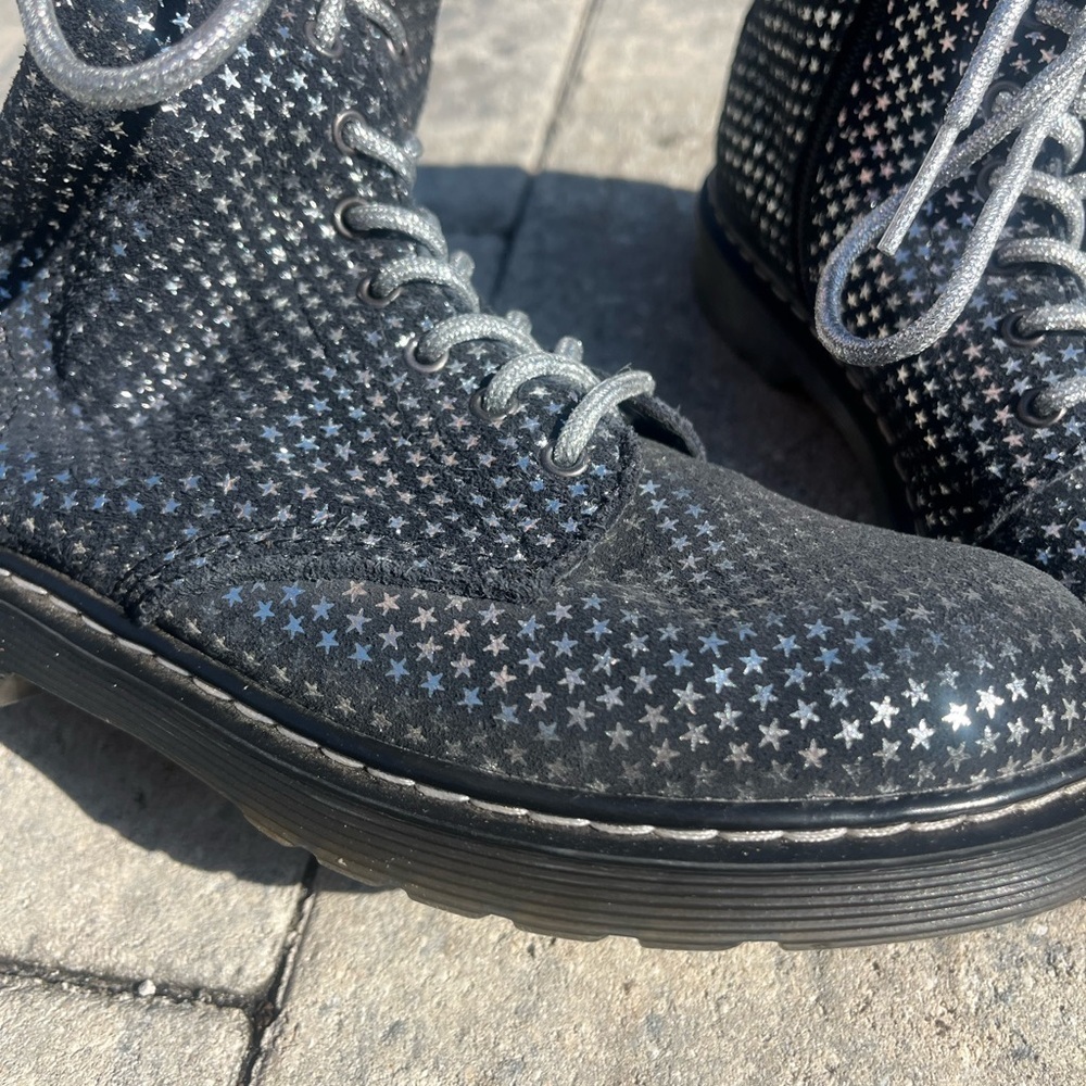 Dr. Martens Black Star Pattern Kids Combat Boots size 3 - Picture 4 of 14